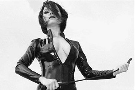 Mujer domina, dominatrix BDSM con latigo